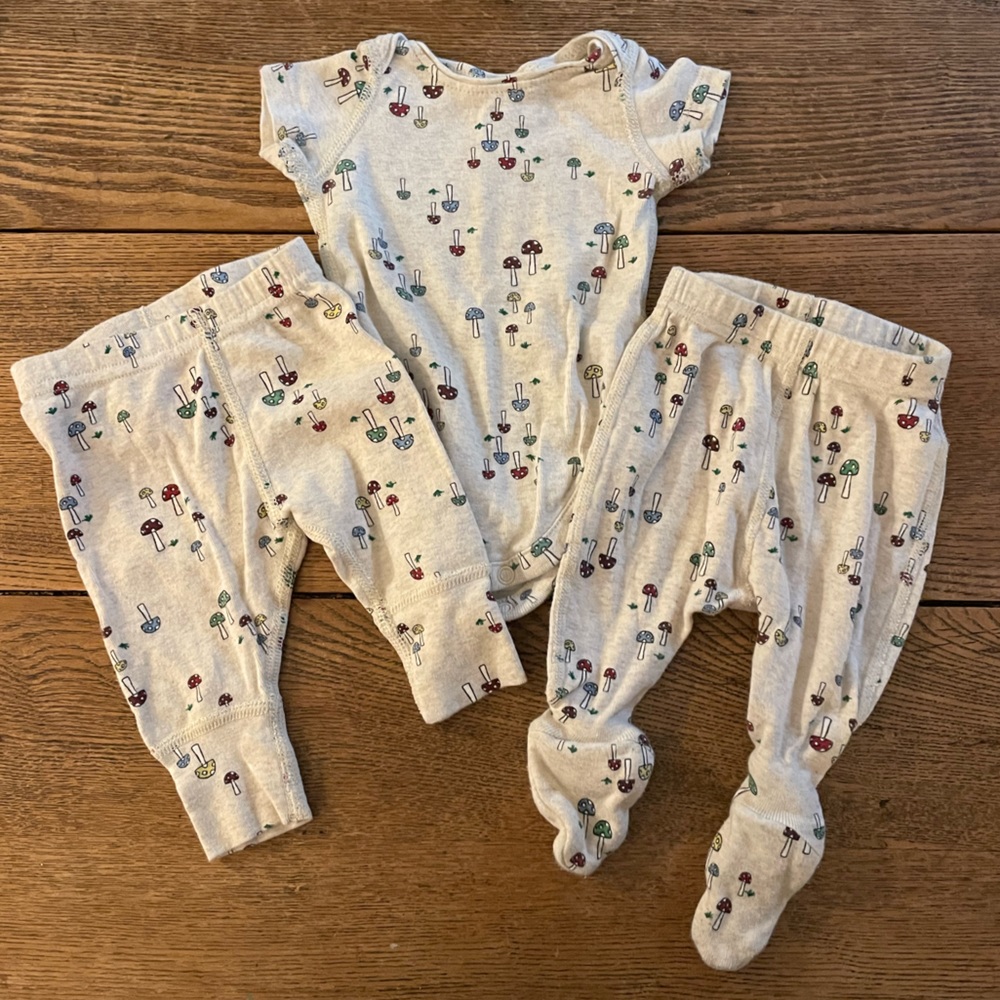 Hanna Andersson - Set of 3 - body suit and pants - Mushrooms